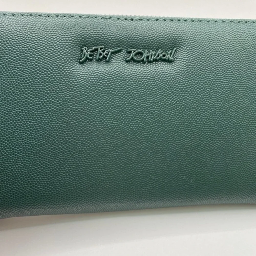 Betsey‎ Johnson XOZIPPP Zip Around Wristlet Wallet Clutch Green Faux Leather NWT